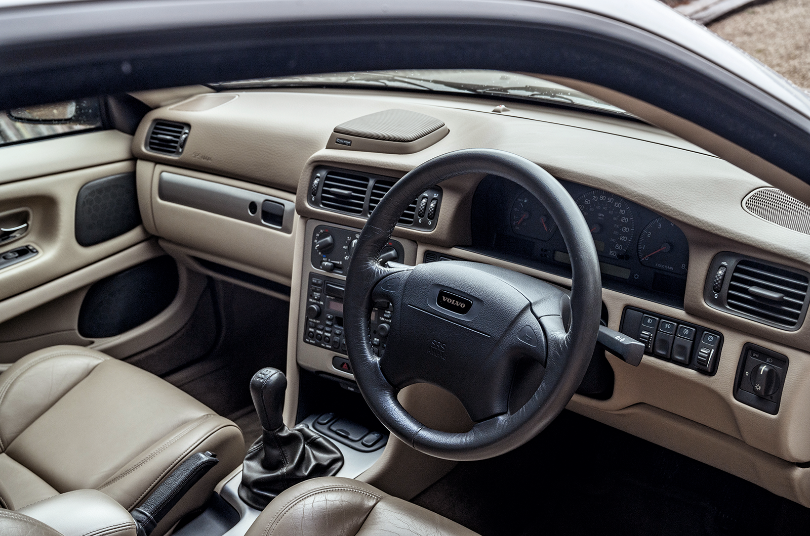 Classic & Sports Car – Driving the cars of The Saint: Volvo P1800, Jaguar XJ-S, Jensen Interceptor and Volvo C70