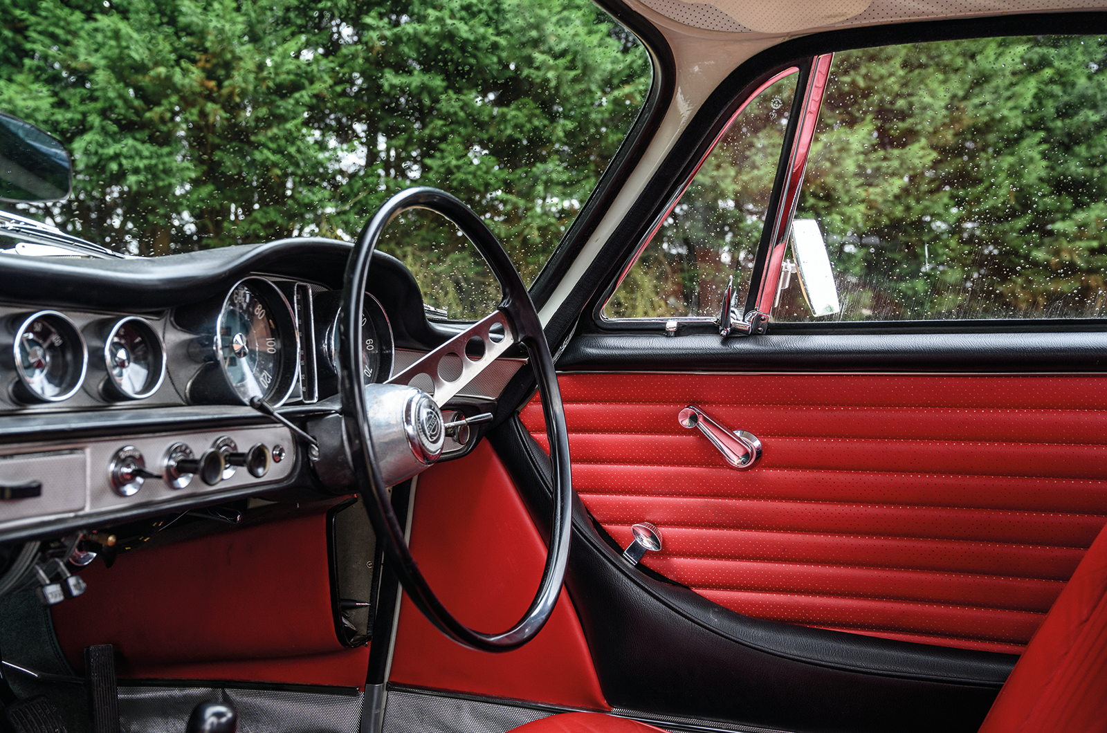 Classic & Sports Car – Driving the cars of The Saint: Volvo P1800, Jaguar XJ-S, Jensen Interceptor and Volvo C70