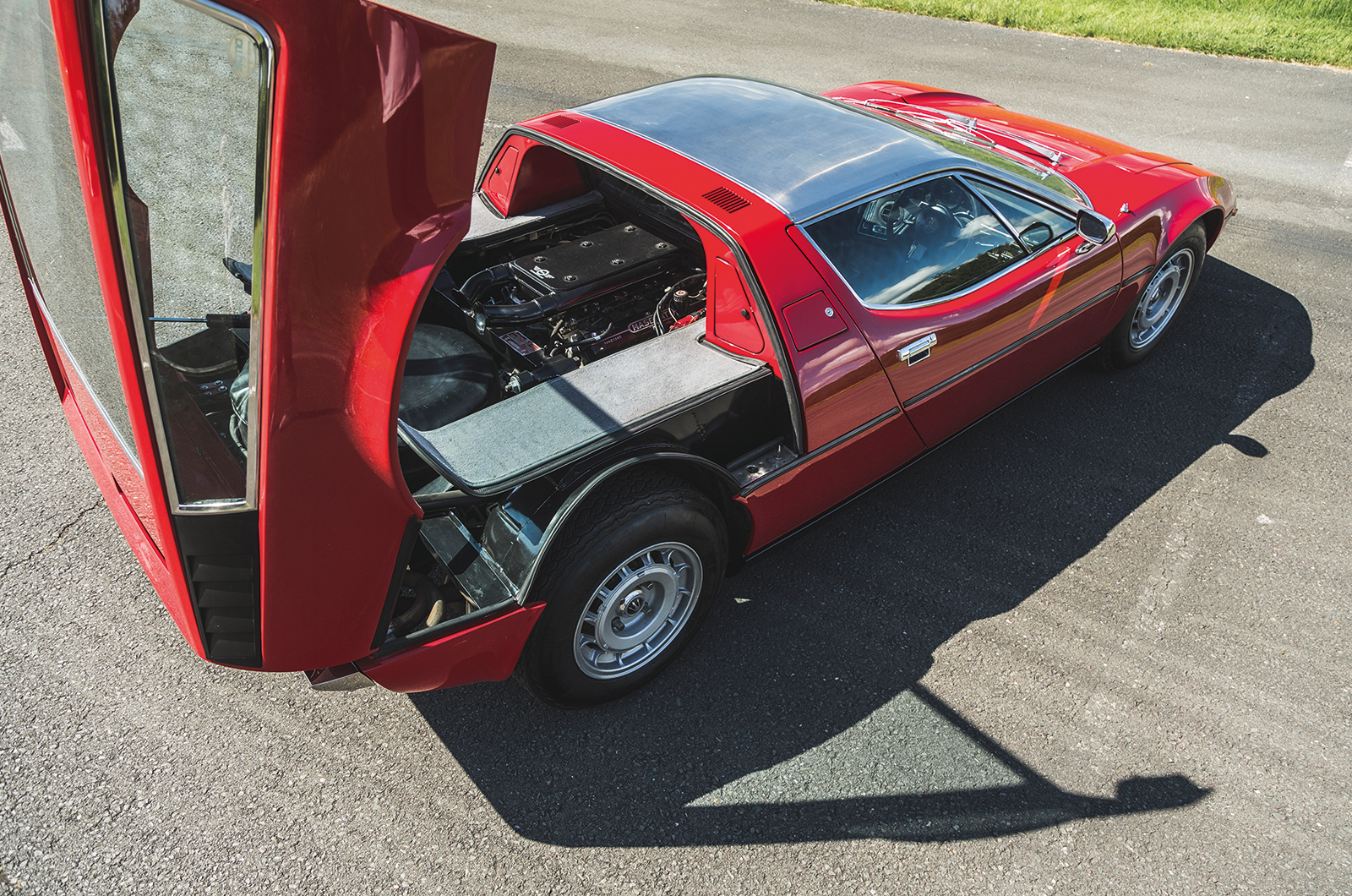 Classic & Sports Car – Supercar legends: Ferrari 365GT4 Berlinetta Boxer fights Maserati Bora for Modena supremacy