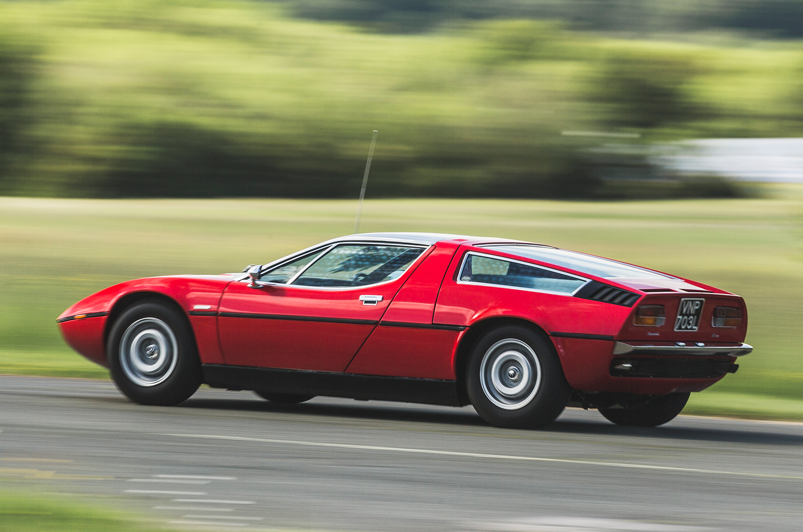 Classic & Sports Car – Supercar legends: Ferrari 365GT4 Berlinetta Boxer fights Maserati Bora for Modena supremacy