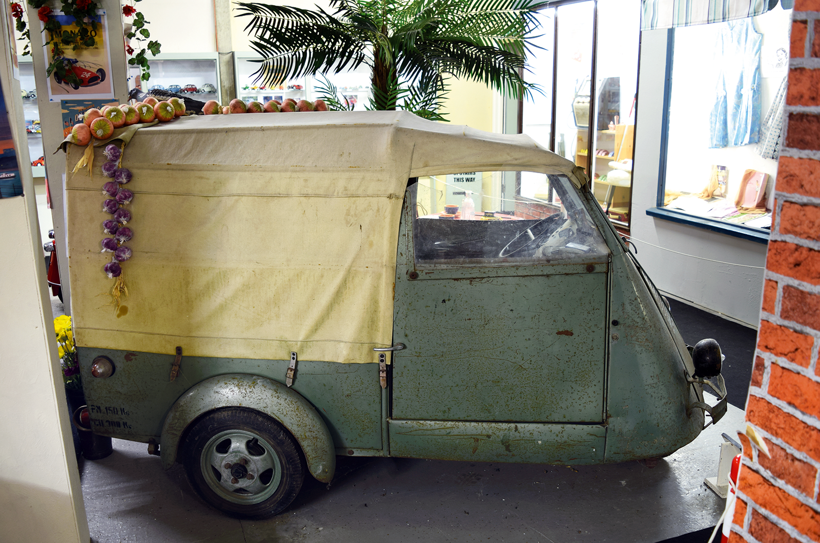 Classic & Sports Car – Classic shrine: The National Bubble and Microcar Museum