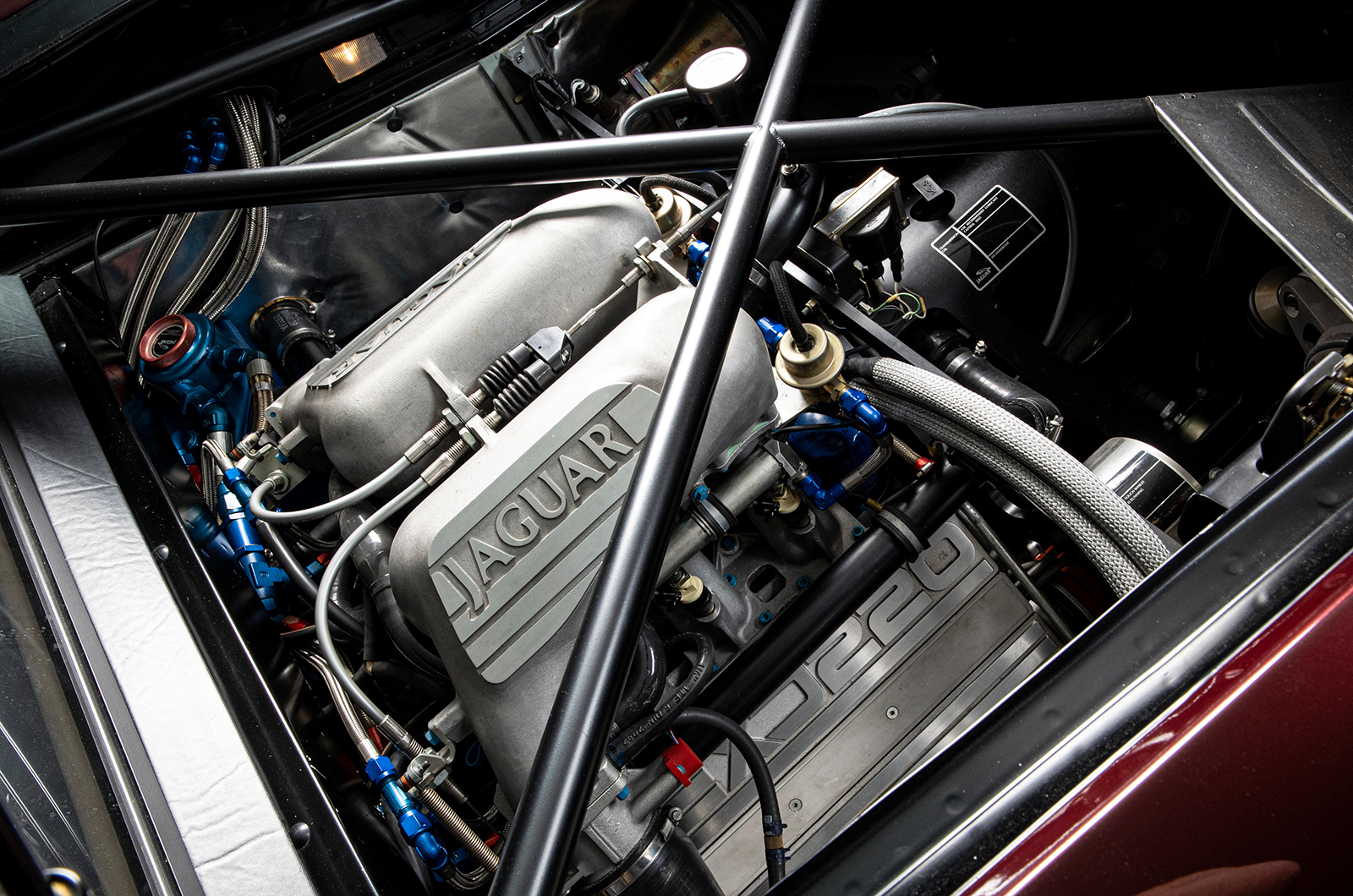 Classic & Sports Car – This Jaguar XJ220 is a record breaker