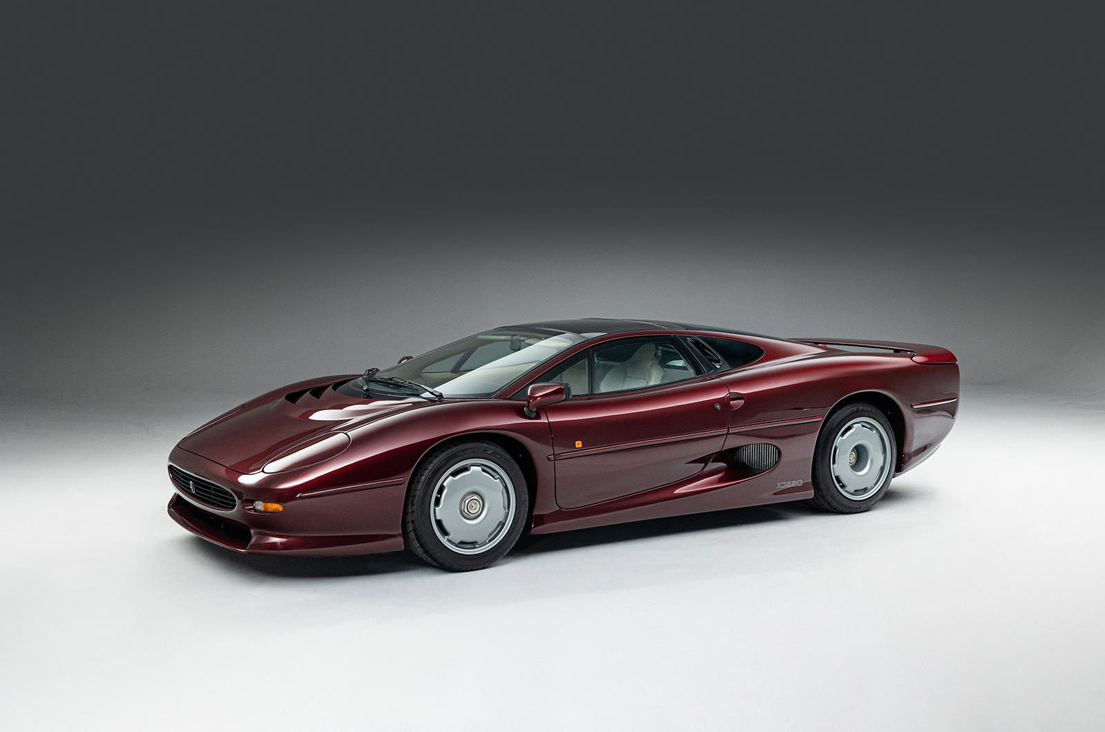 Classic & Sports Car – This Jaguar XJ220 is a record breaker