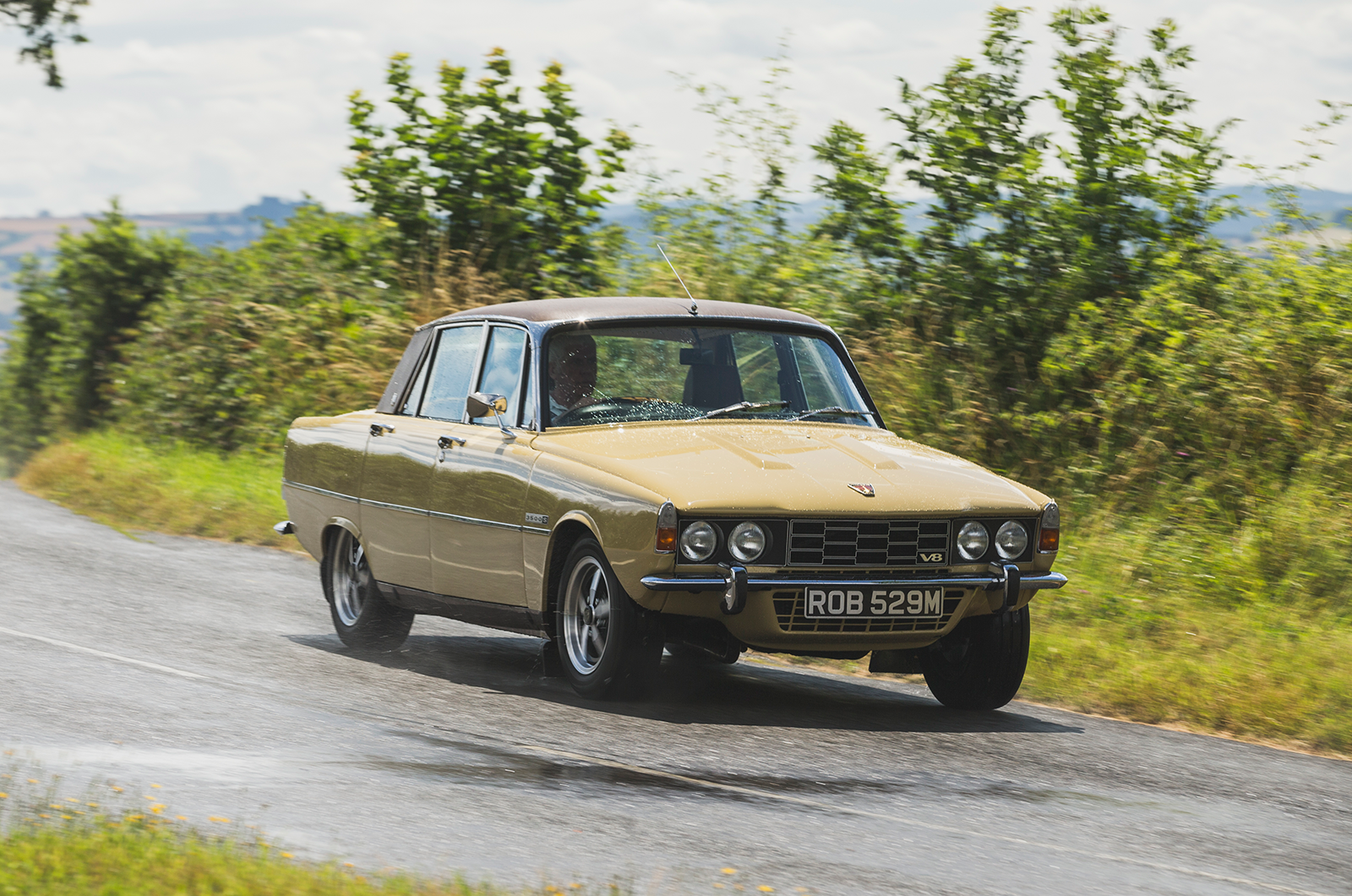 Classic & Sports Car – Saloon bar brawn: Rover P6 3500S vs Triumph 2.5 PI MkII