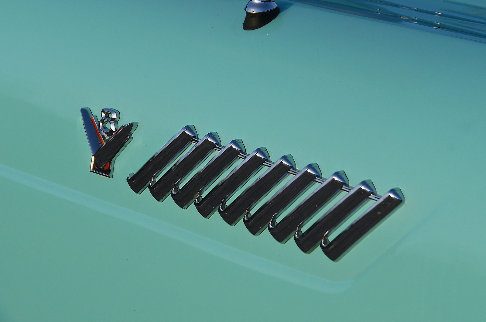 Classic & Sports Car – Glitz & CL Amour: Jaguar XK140 and Ford Thunderbird