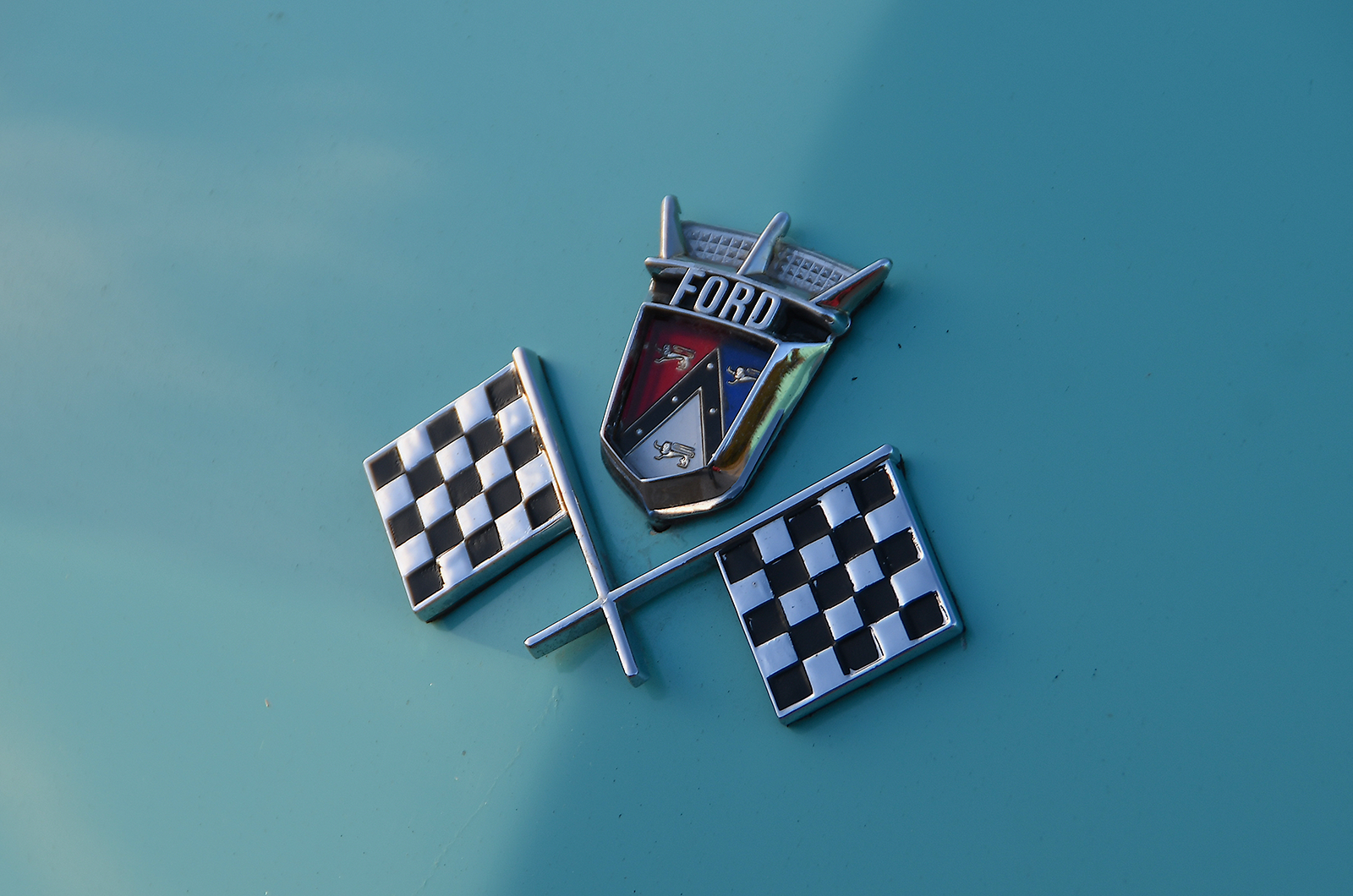 Classic & Sports Car – Glitz & CL Amour: Jaguar XK140 and Ford Thunderbird