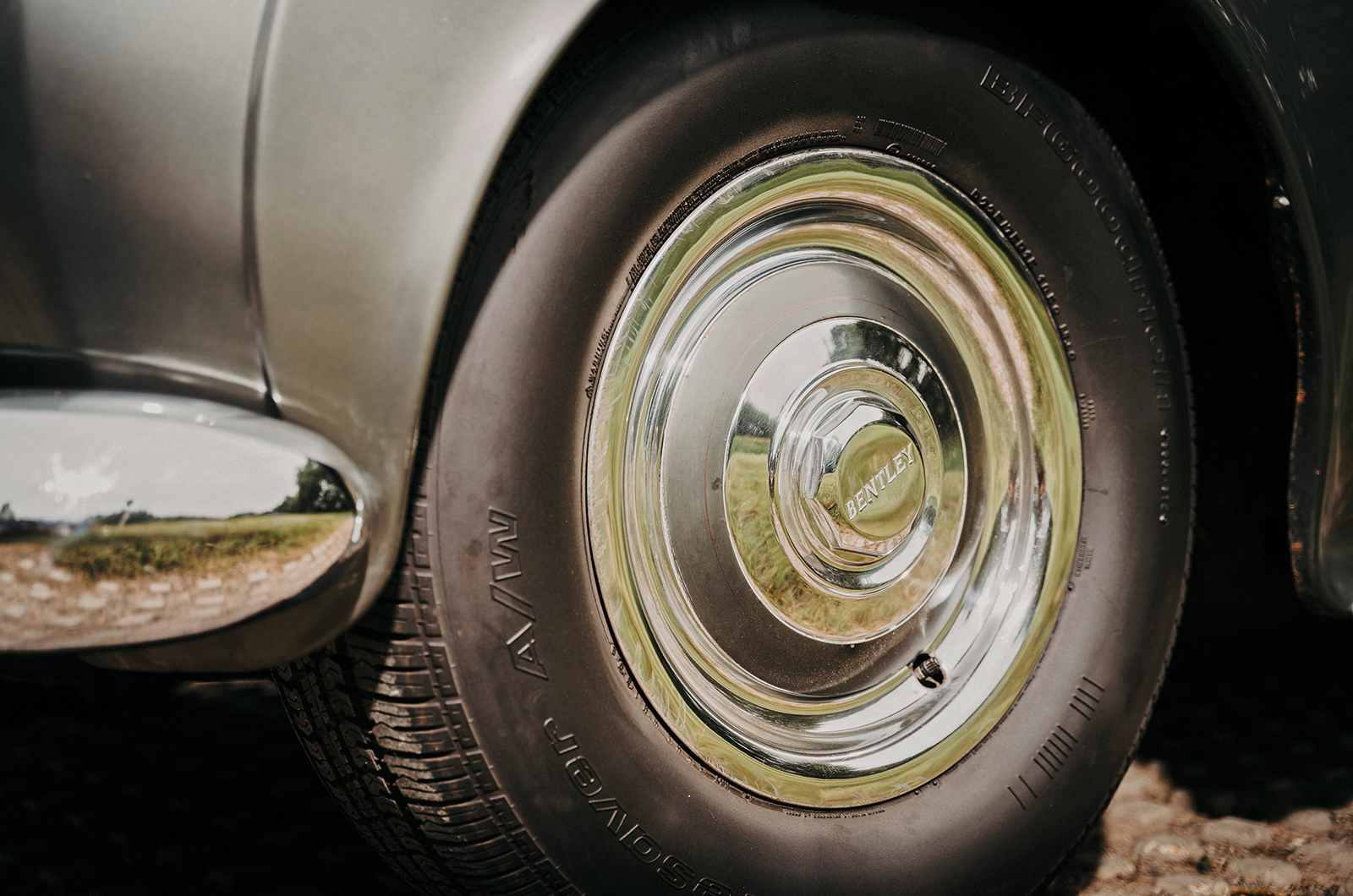 Classic & Sports Car – Peace makers: Bentley S1 vs Mercedes-Benz 300b