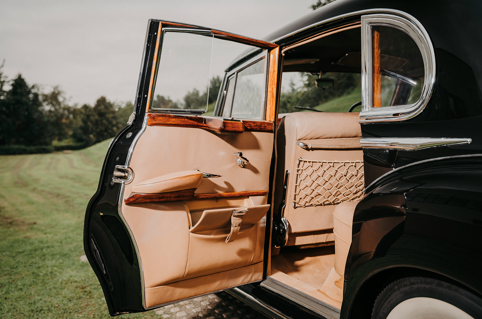 Classic & Sports Car – Peace makers: Bentley S1 vs Mercedes-Benz 300b