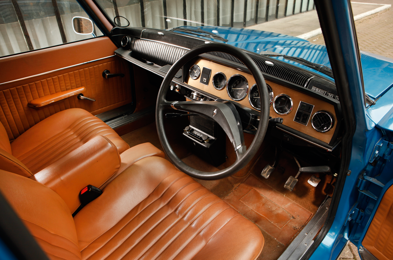 Classic & Sports Car - Perks of the job: Ford Cortina 1600E vs Renault 16TS vs Fiat 125S