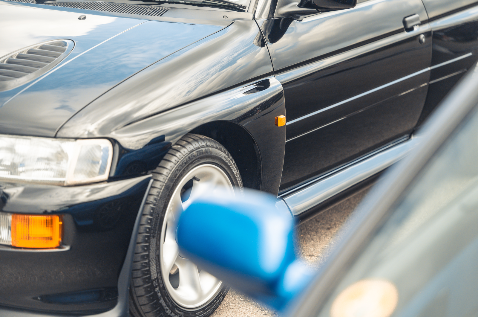 Classic & Sports Car - Black & Blue: Ford Escort RS Cosworth vs Subaru Impreza P1