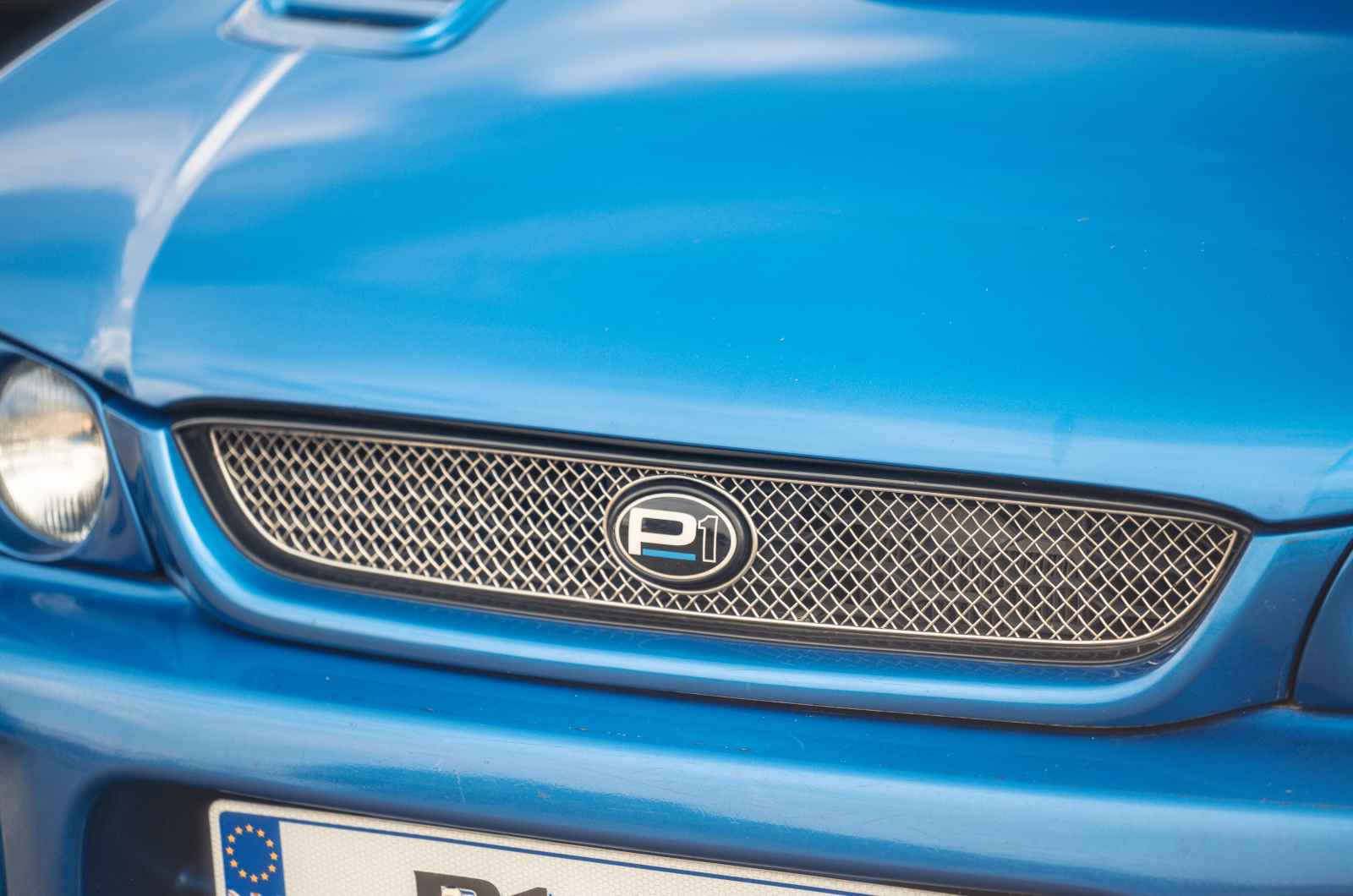 Classic & Sports Car - Black & Blue: Ford Escort RS Cosworth vs Subaru Impreza P1