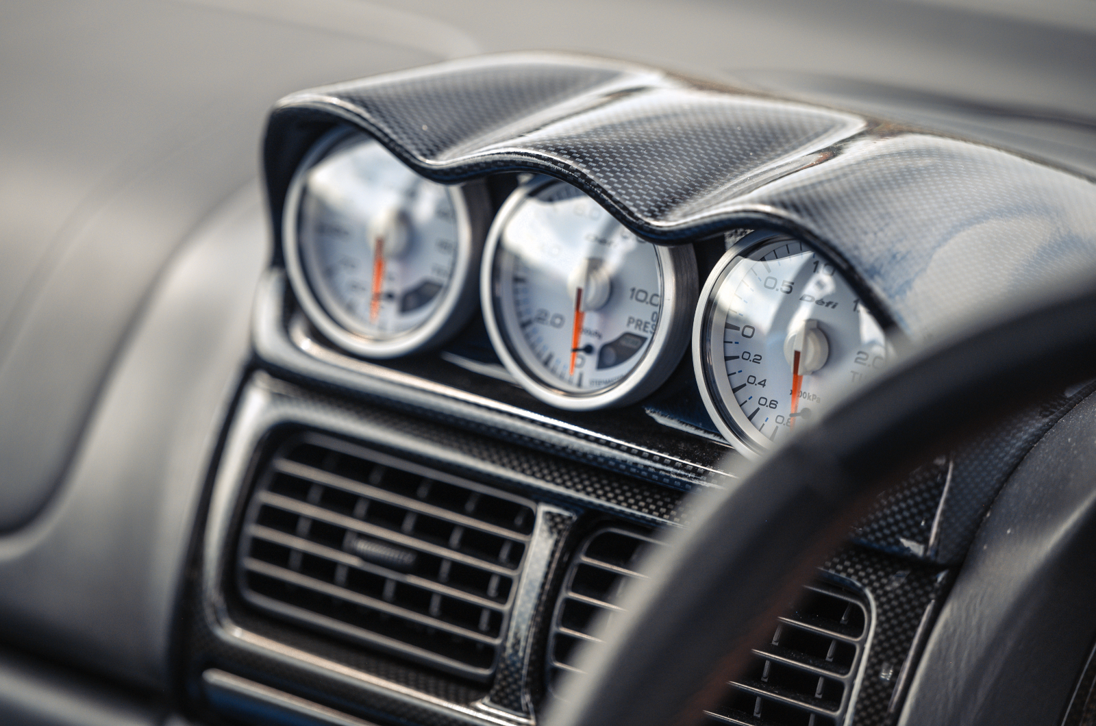 Classic & Sports Car - Black & Blue: Ford Escort RS Cosworth vs Subaru Impreza P1