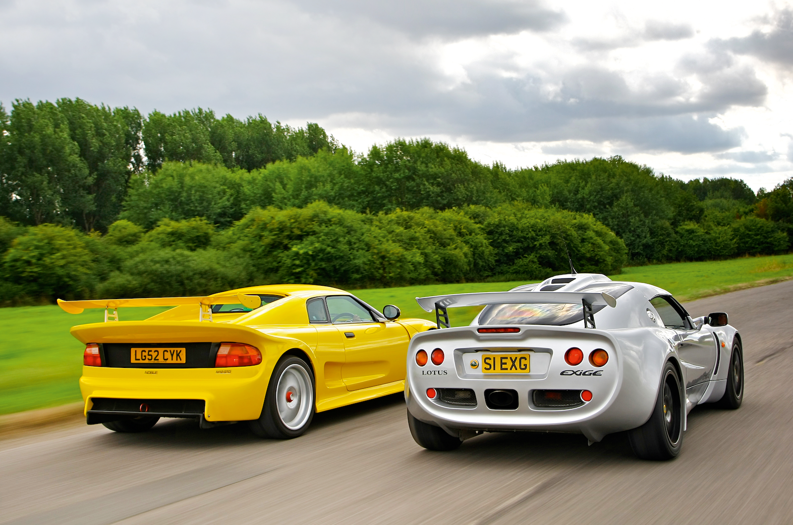 Classic & Sports Car - Flyweight driving icons - Lotus Exige vs Noble M12 