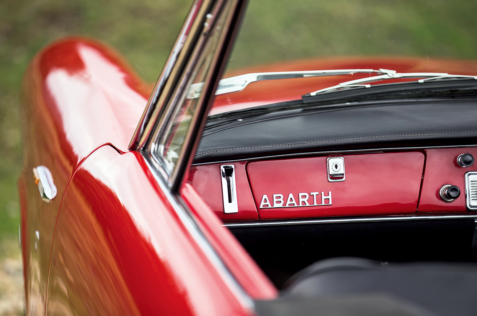 Classic & Sports Car – Abarth 2200 Spider: on a softer note