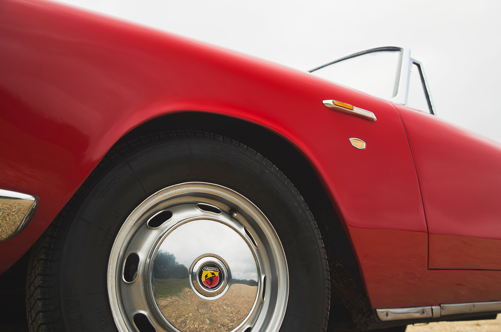 Classic & Sports Car – Abarth 2200 Spider: on a softer note