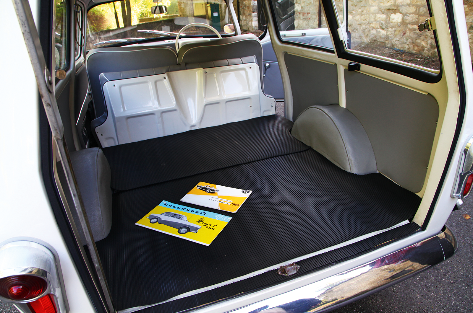 Classic & Sports Car - Glas T700: the Goggomobil grown up