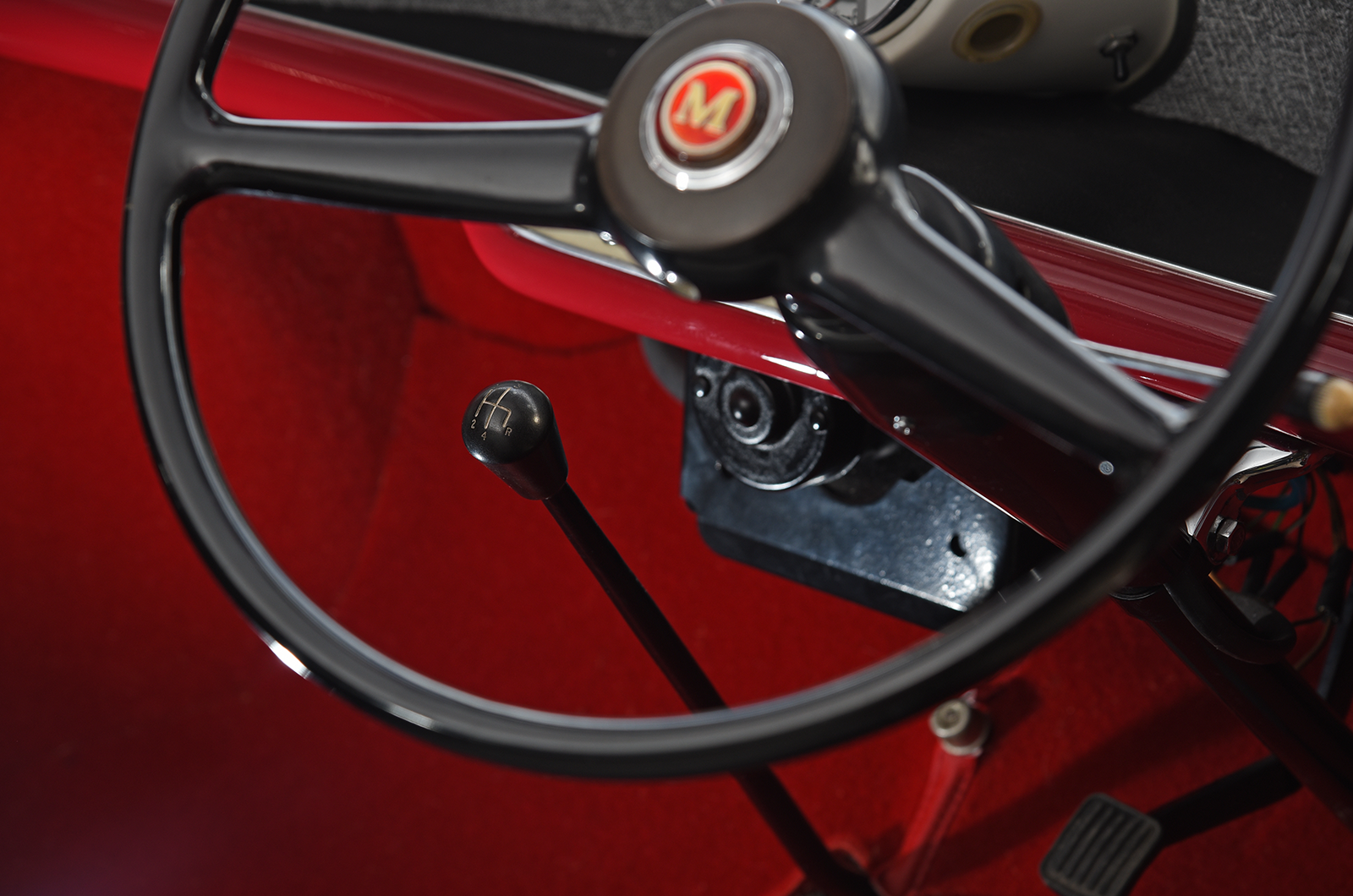 Classic & Sports Car - Morris Mini-Minor: going round again