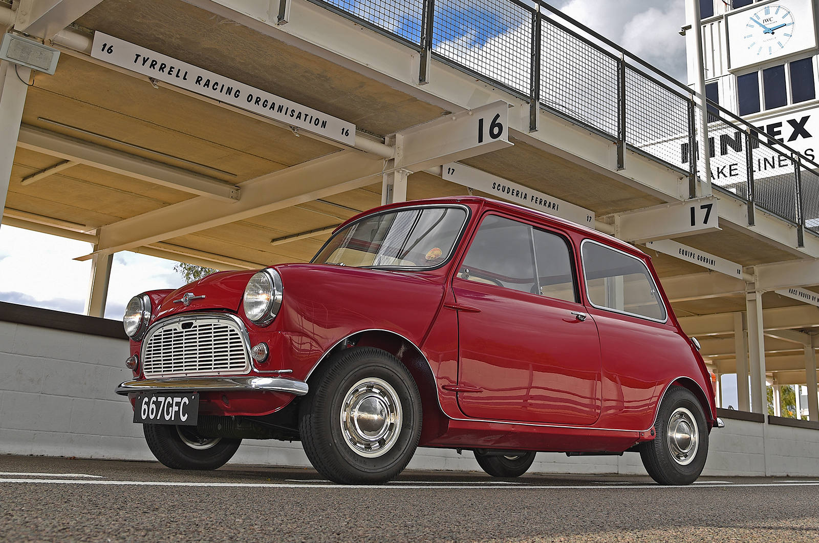 Classic & Sports Car - Morris Mini-Minor: going round again