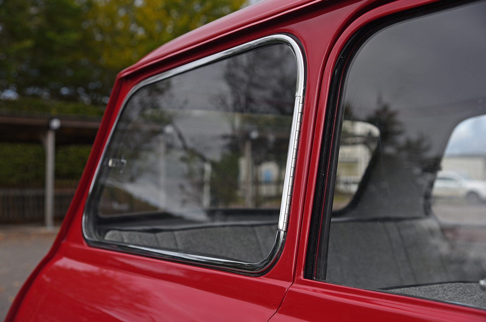 Classic & Sports Car - Morris Mini-Minor: going round again