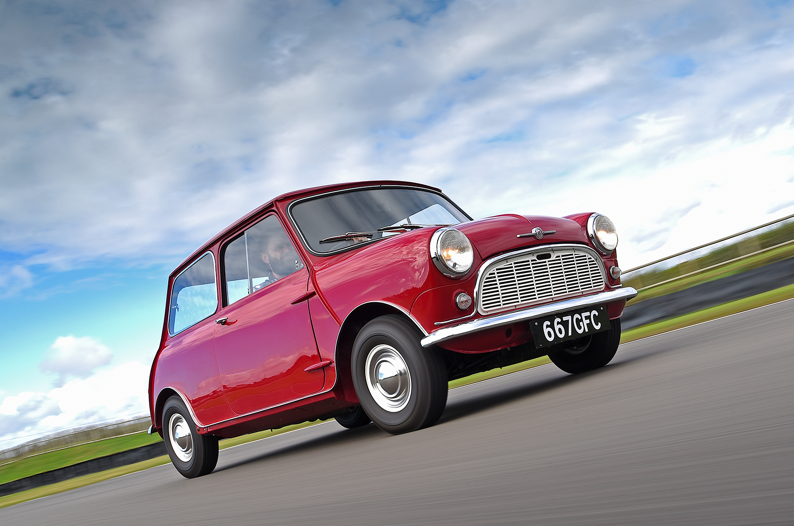 Classic & Sports Car - Morris Mini-Minor: going round again