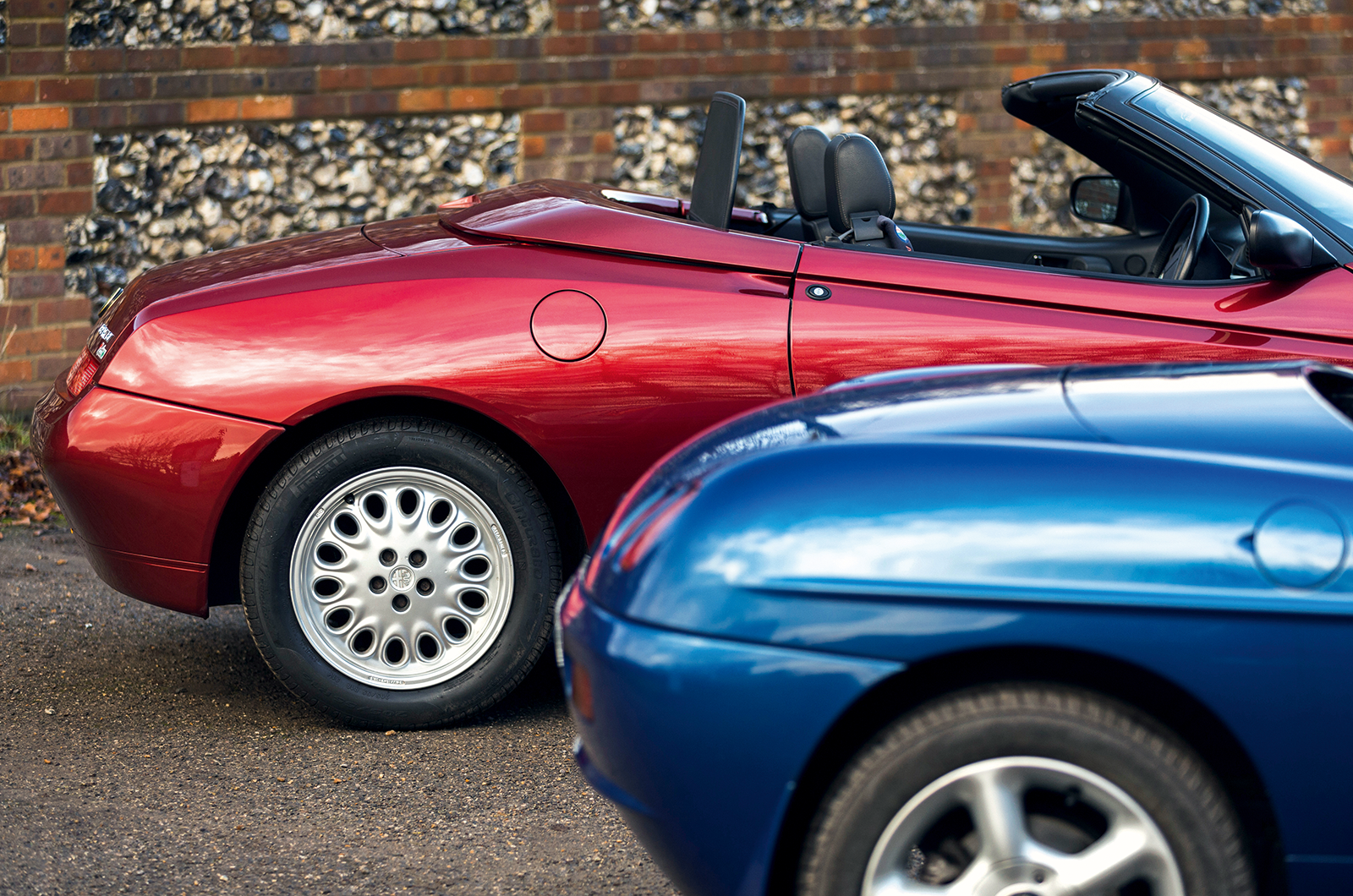 Classic & Sports Car - Alfa Romeo Spider vs Fiat Barchetta: in-house competition