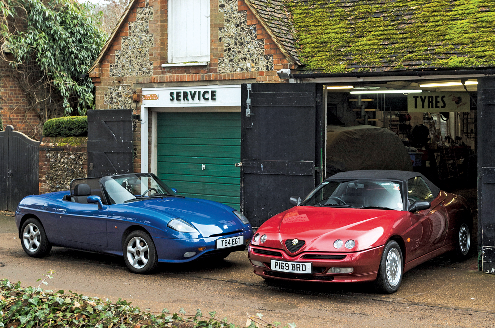 Classic & Sports Car - Alfa Romeo Spider vs Fiat Barchetta: in-house competition