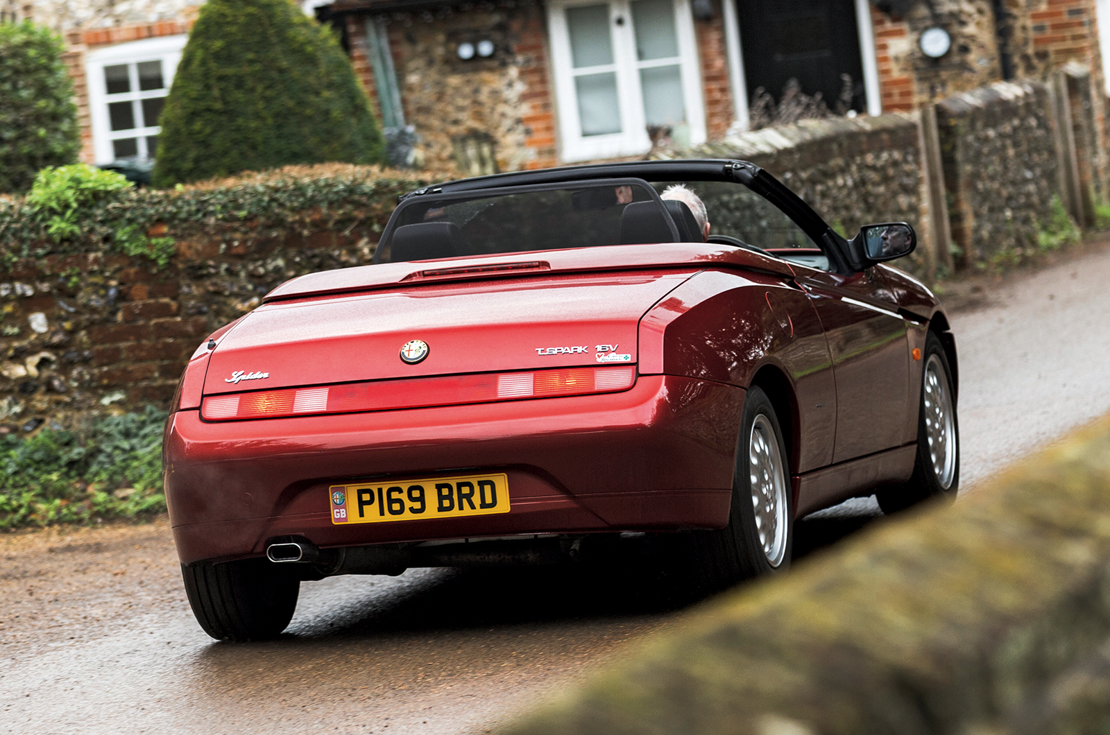 Classic & Sports Car - Alfa Romeo Spider vs Fiat Barchetta: in-house competition