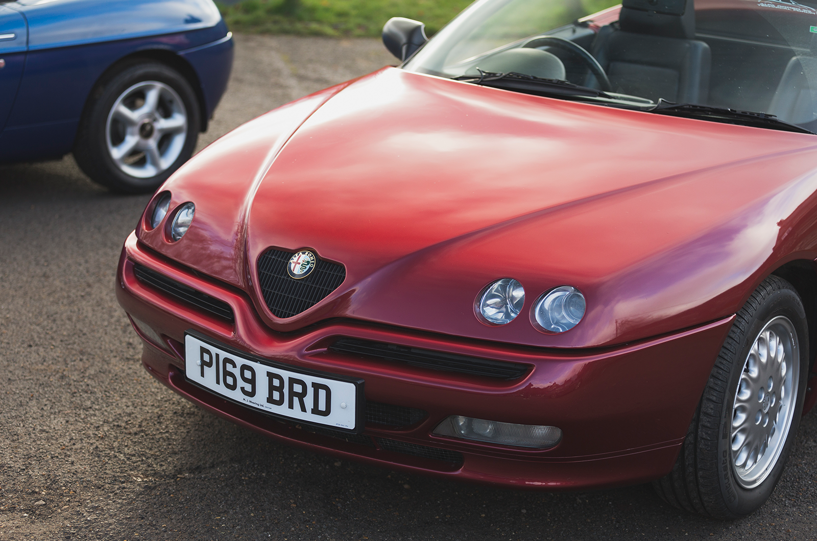 Classic & Sports Car - Alfa Romeo Spider vs Fiat Barchetta: in-house competition