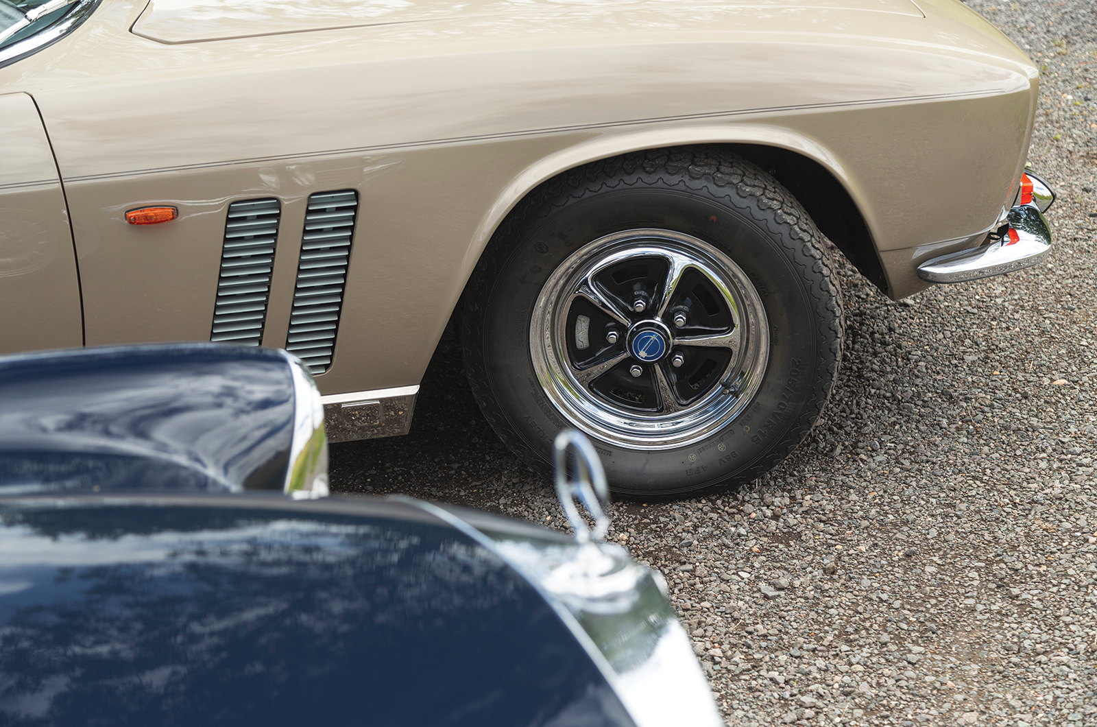 Classic & Sports Car - Mercedes-Benz 300SEL 6.3 vs Jensen FF: inconspicuous consumption