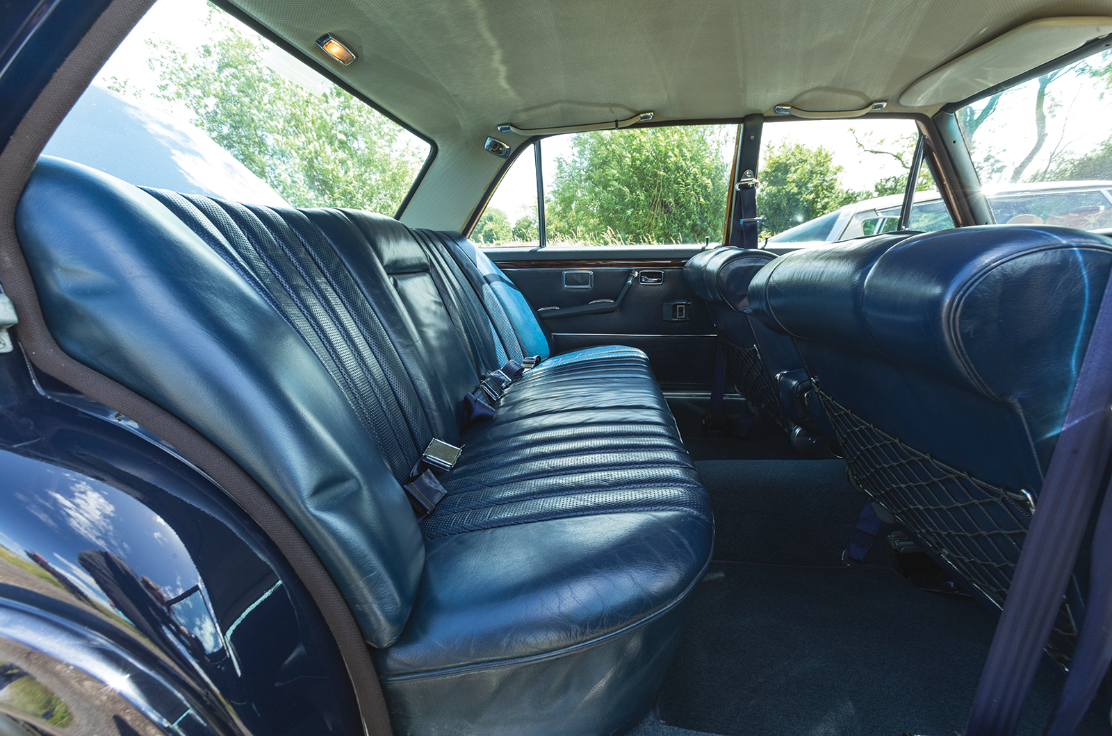 Classic & Sports Car - Mercedes-Benz 300SEL 6.3 vs Jensen FF: inconspicuous consumption