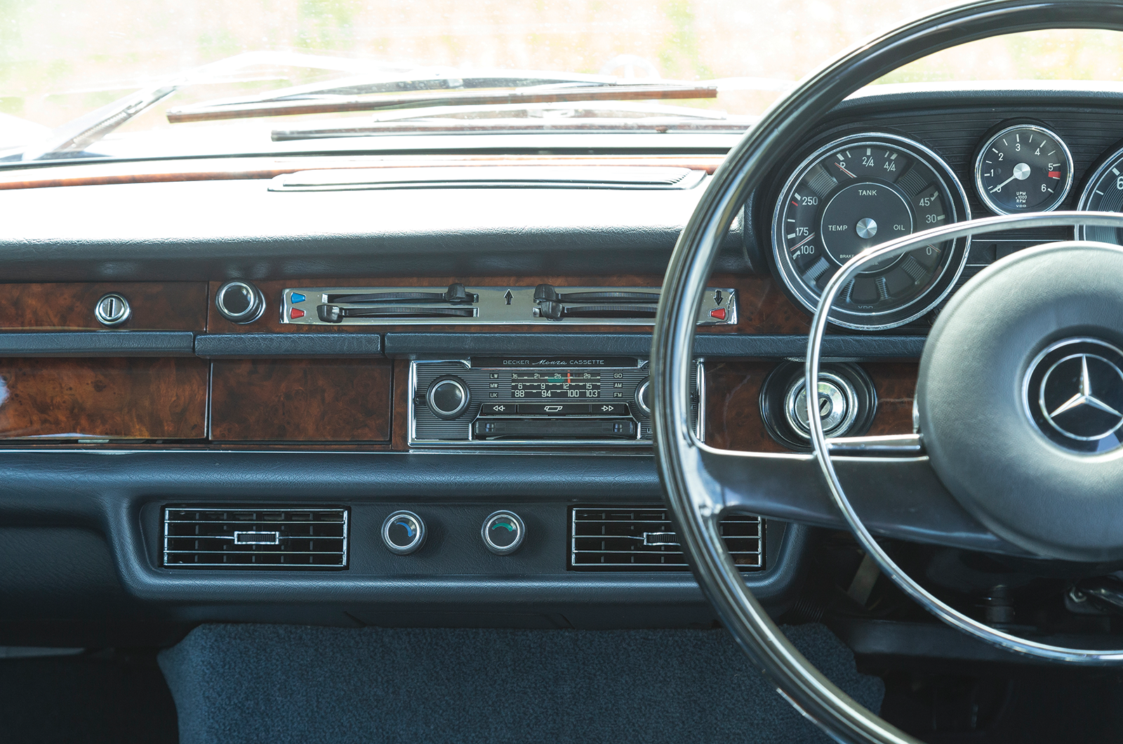 Classic & Sports Car - Mercedes-Benz 300SEL 6.3 vs Jensen FF: inconspicuous consumption