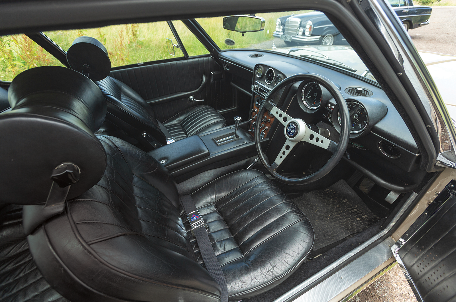 Classic & Sports Car - Mercedes-Benz 300SEL 6.3 vs Jensen FF: inconspicuous consumption