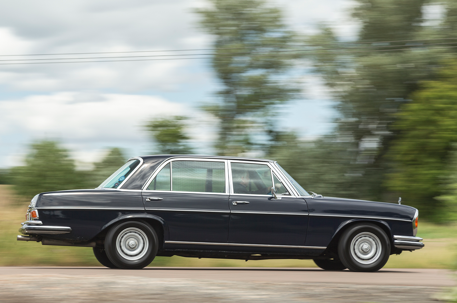 Classic & Sports Car - Mercedes-Benz 300SEL 6.3 vs Jensen FF: inconspicuous consumption