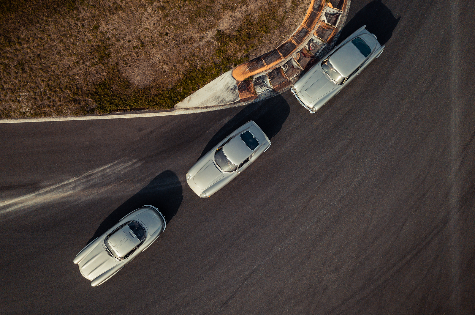 Classic & Sports Car – Aston Martin DB5 vs Mercedes-Benz 300SL vs Ferrari 275GTB: million dollar babies