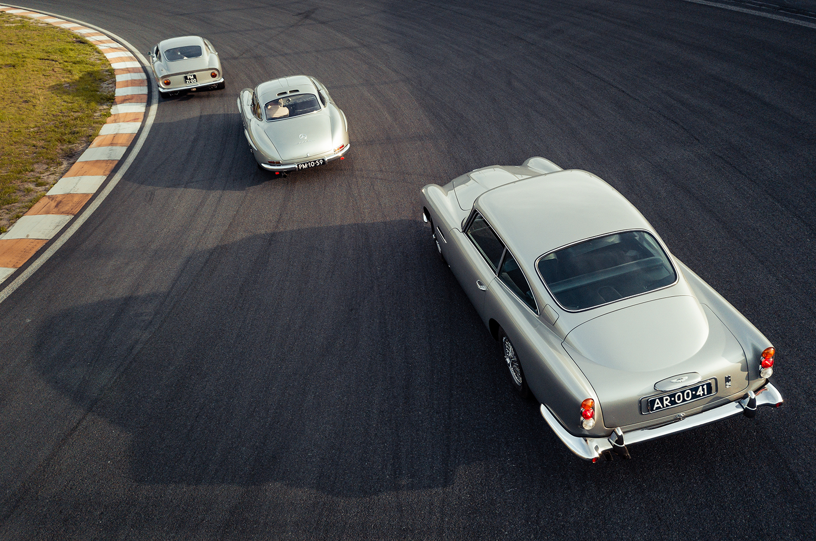 Classic & Sports Car – Aston Martin DB5 vs Mercedes-Benz 300SL vs Ferrari 275GTB: million dollar babies