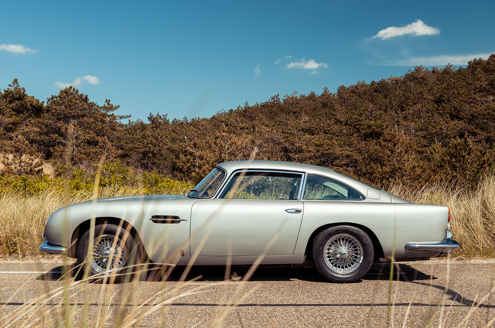 Classic & Sports Car – Aston Martin DB5 vs Mercedes-Benz 300SL vs Ferrari 275GTB: million dollar babies