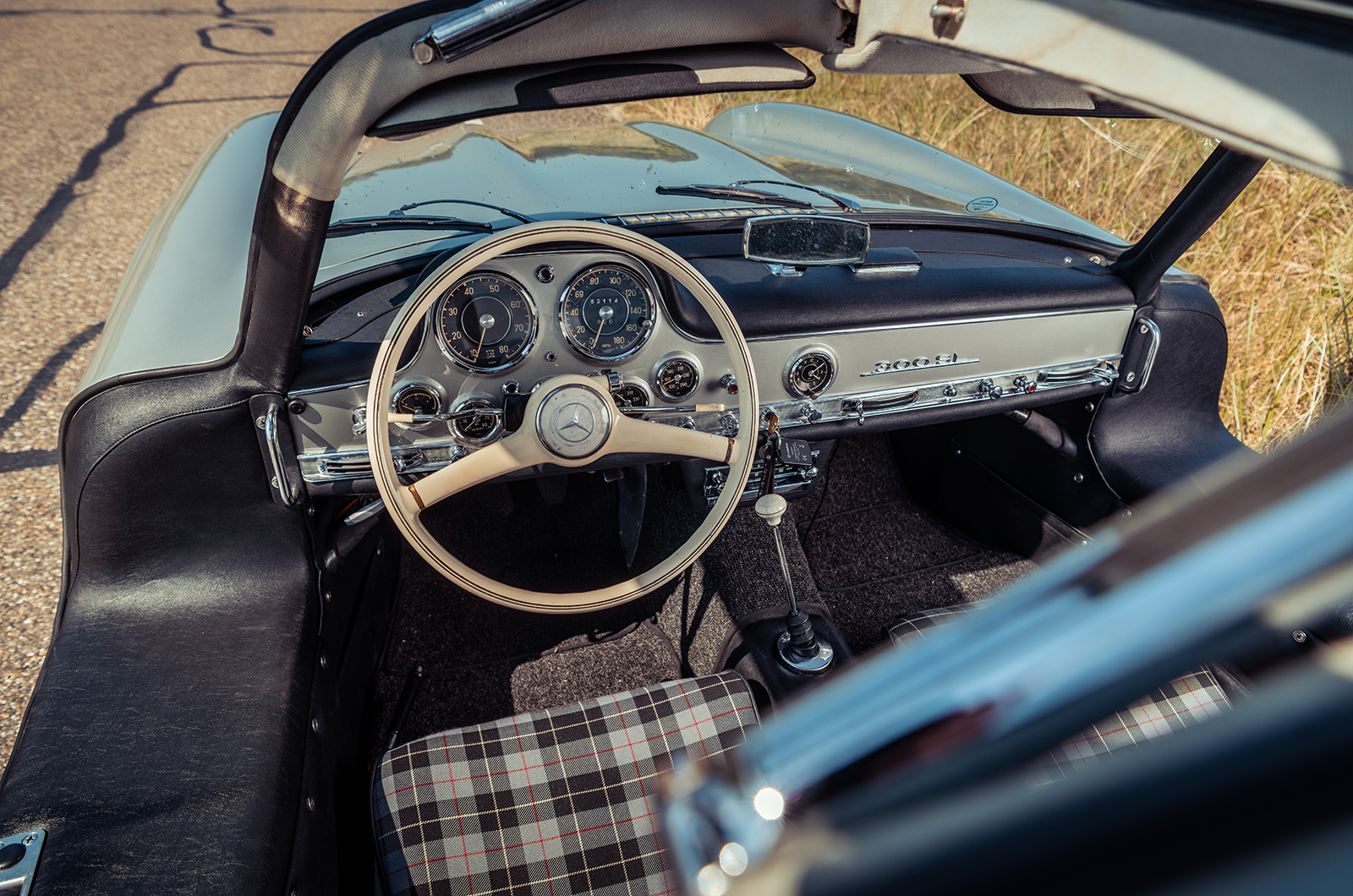 Classic & Sports Car – Aston Martin DB5 vs Mercedes-Benz 300SL vs Ferrari 275GTB: million dollar babies