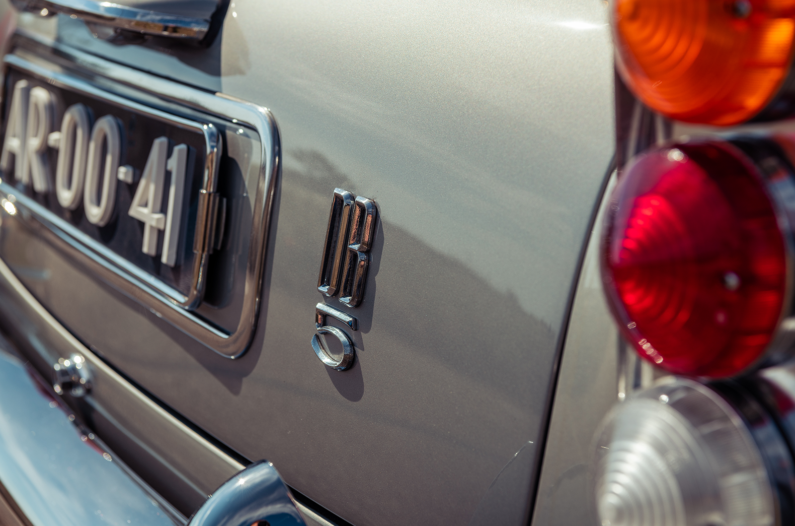 Classic & Sports Car – Aston Martin DB5 vs Mercedes-Benz 300SL vs Ferrari 275GTB: million dollar babies