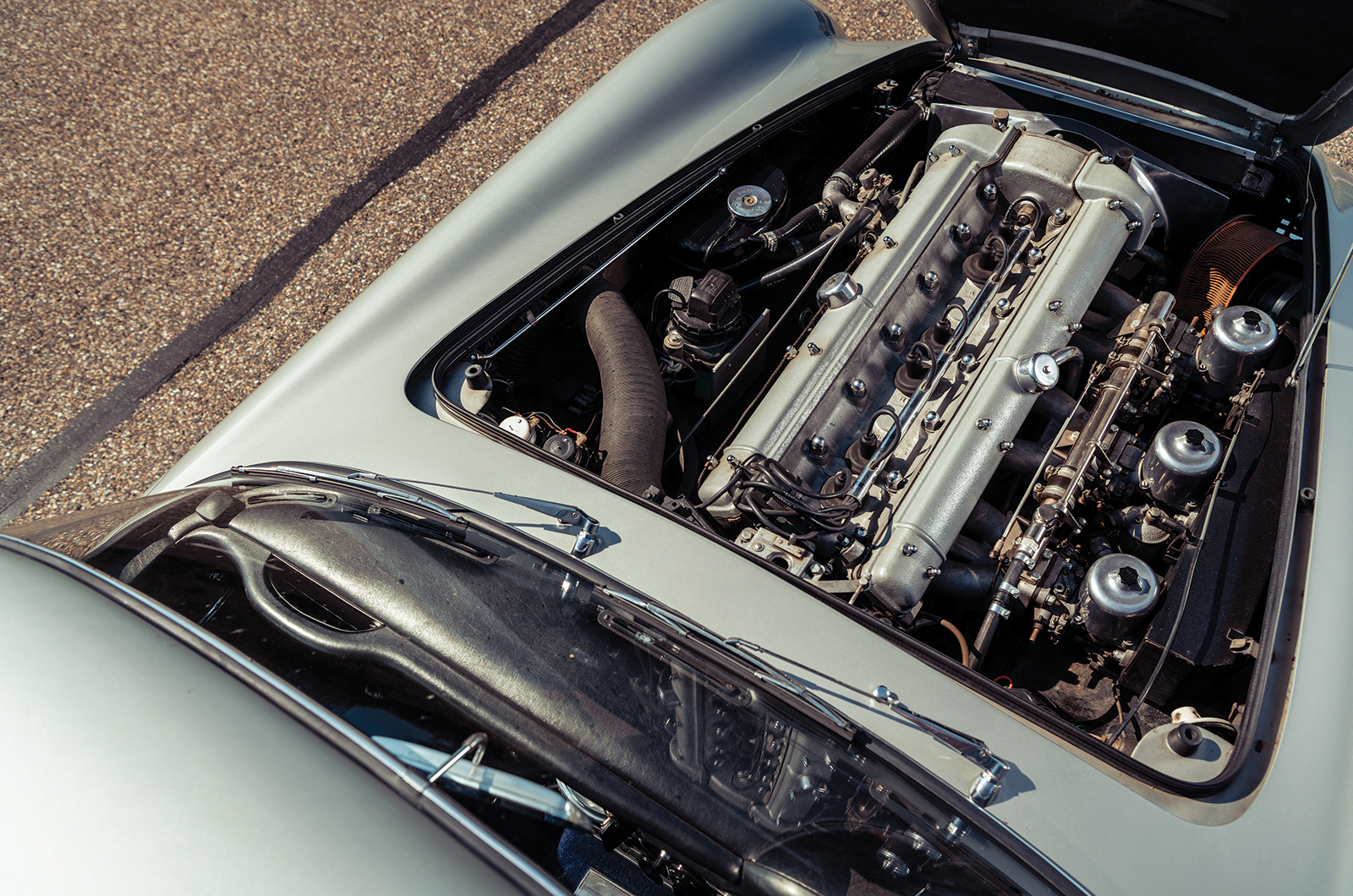 Classic & Sports Car – Aston Martin DB5 vs Mercedes-Benz 300SL vs Ferrari 275GTB: million dollar babies