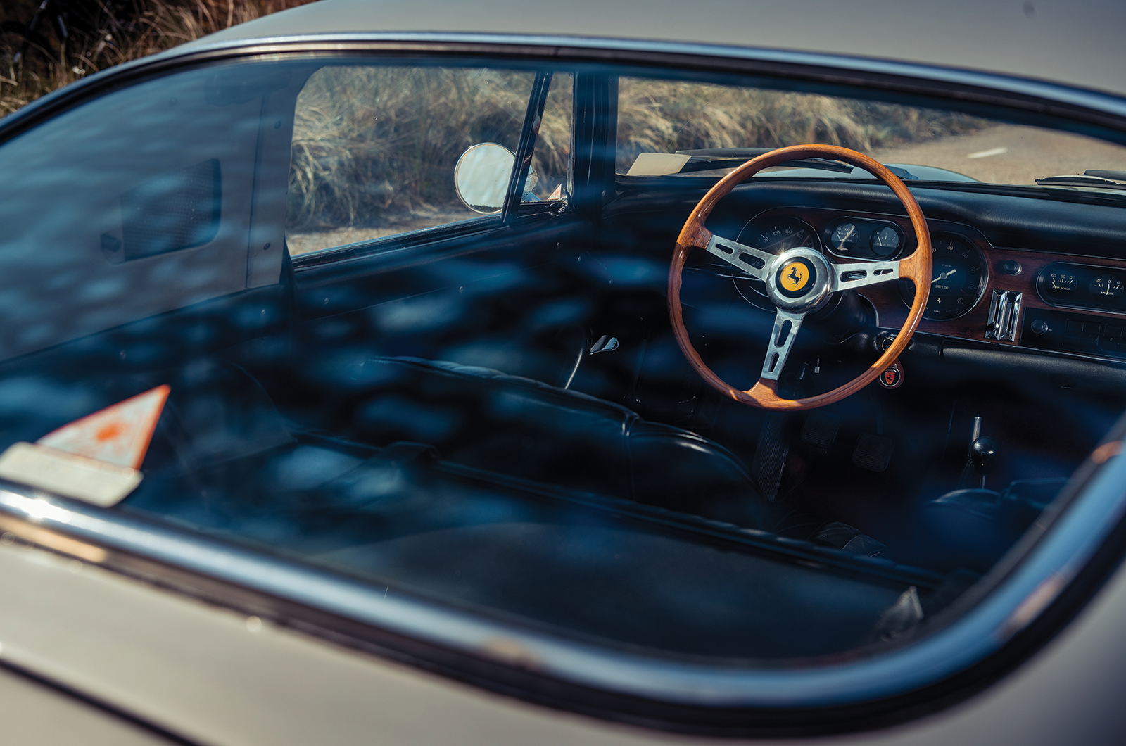 Classic & Sports Car – Aston Martin DB5 vs Mercedes-Benz 300SL vs Ferrari 275GTB: million dollar babies