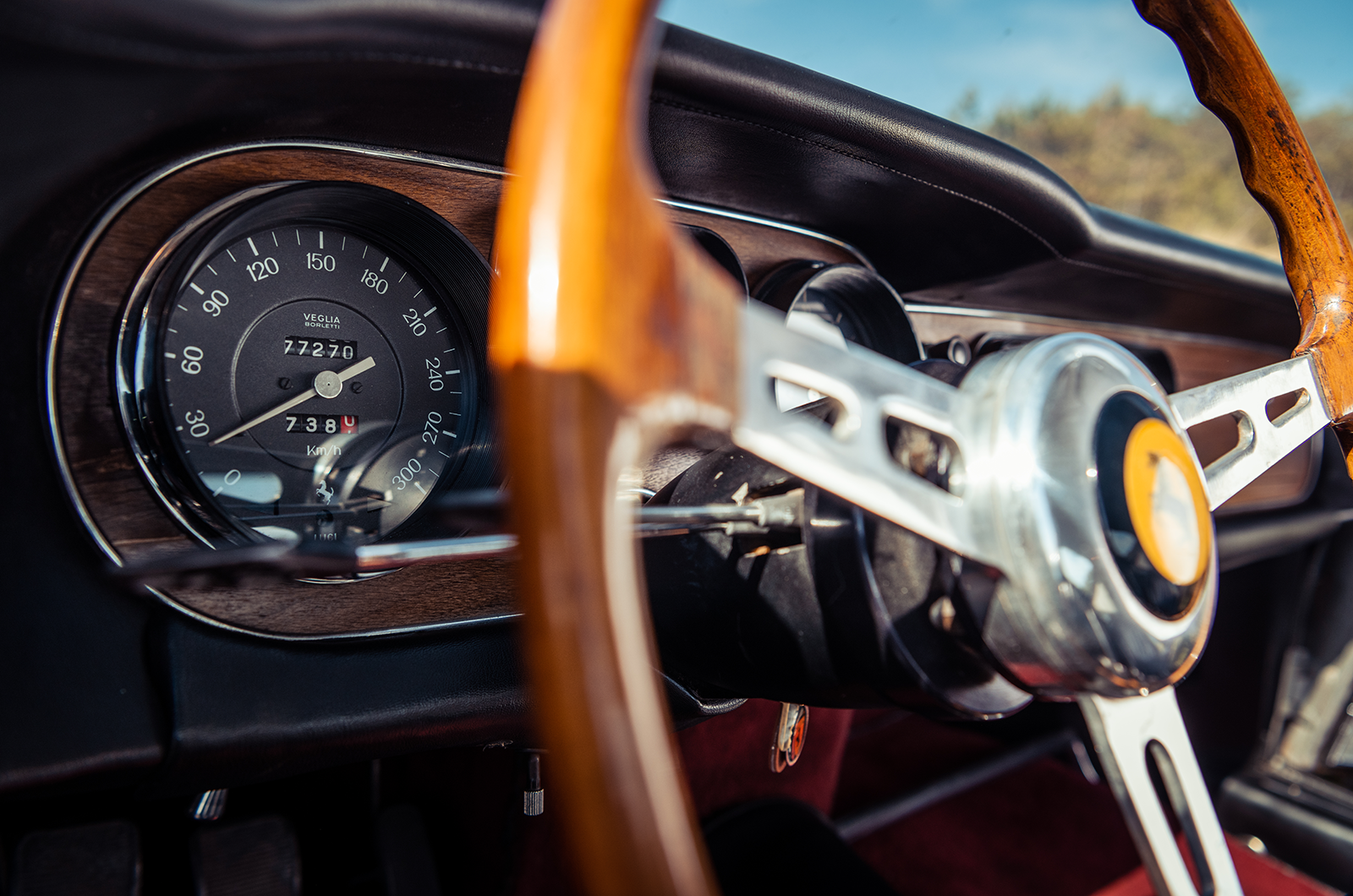 Classic & Sports Car – Aston Martin DB5 vs Mercedes-Benz 300SL vs Ferrari 275GTB: million dollar babies