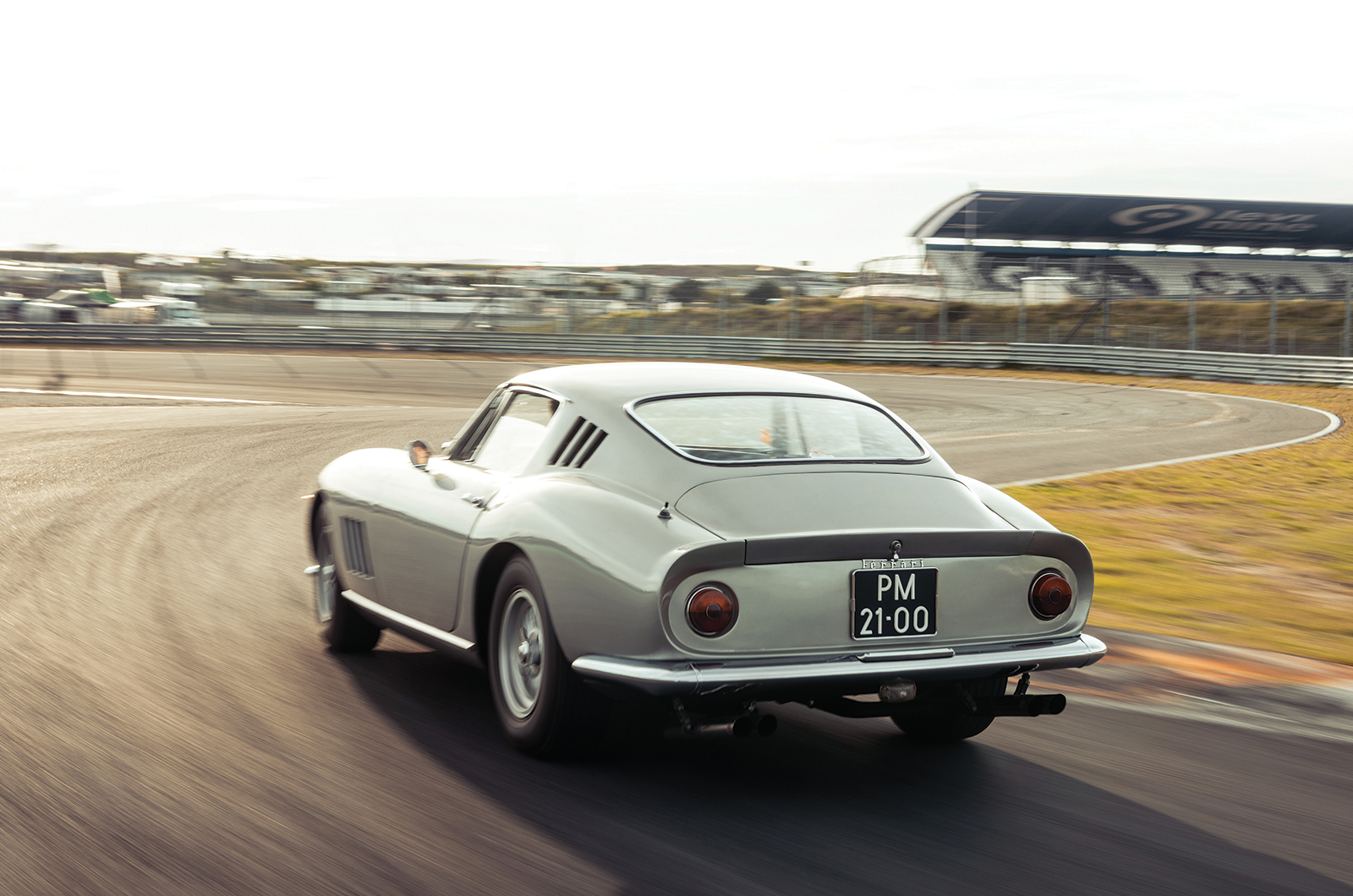 Classic & Sports Car – Aston Martin DB5 vs Mercedes-Benz 300SL vs Ferrari 275GTB: million dollar babies