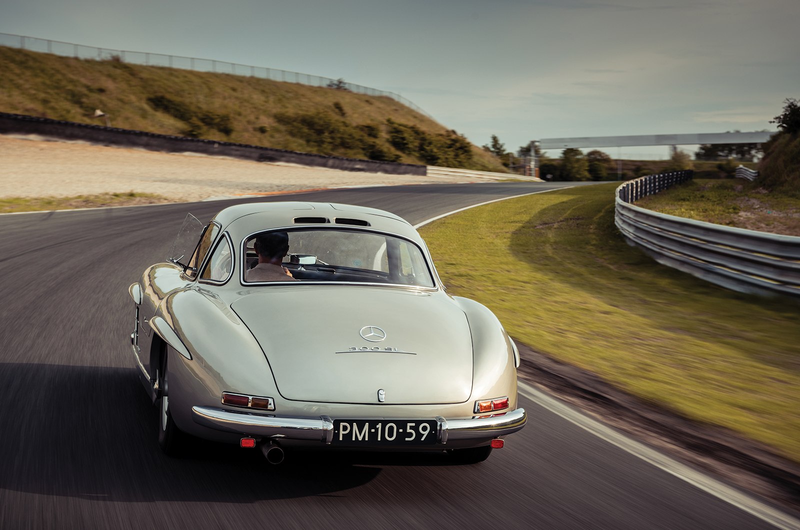 Classic & Sports Car – Aston Martin DB5 vs Mercedes-Benz 300SL vs Ferrari 275GTB: million dollar babies