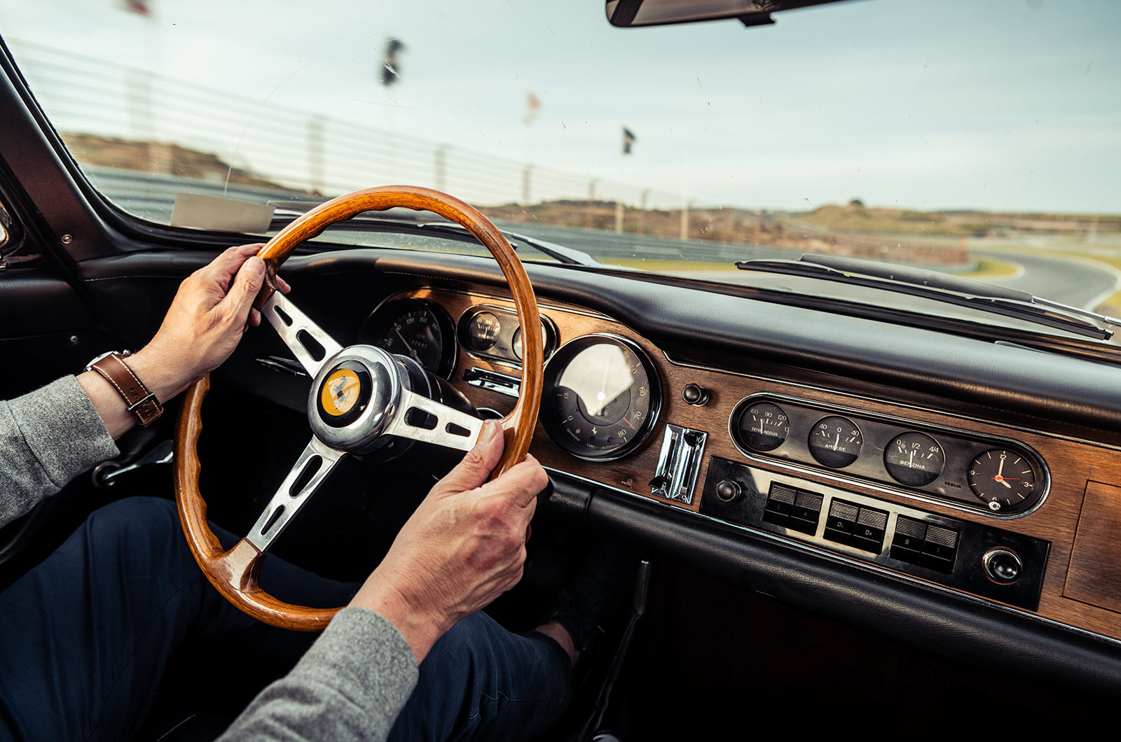 Classic & Sports Car – Aston Martin DB5 vs Mercedes-Benz 300SL vs Ferrari 275GTB: million dollar babies