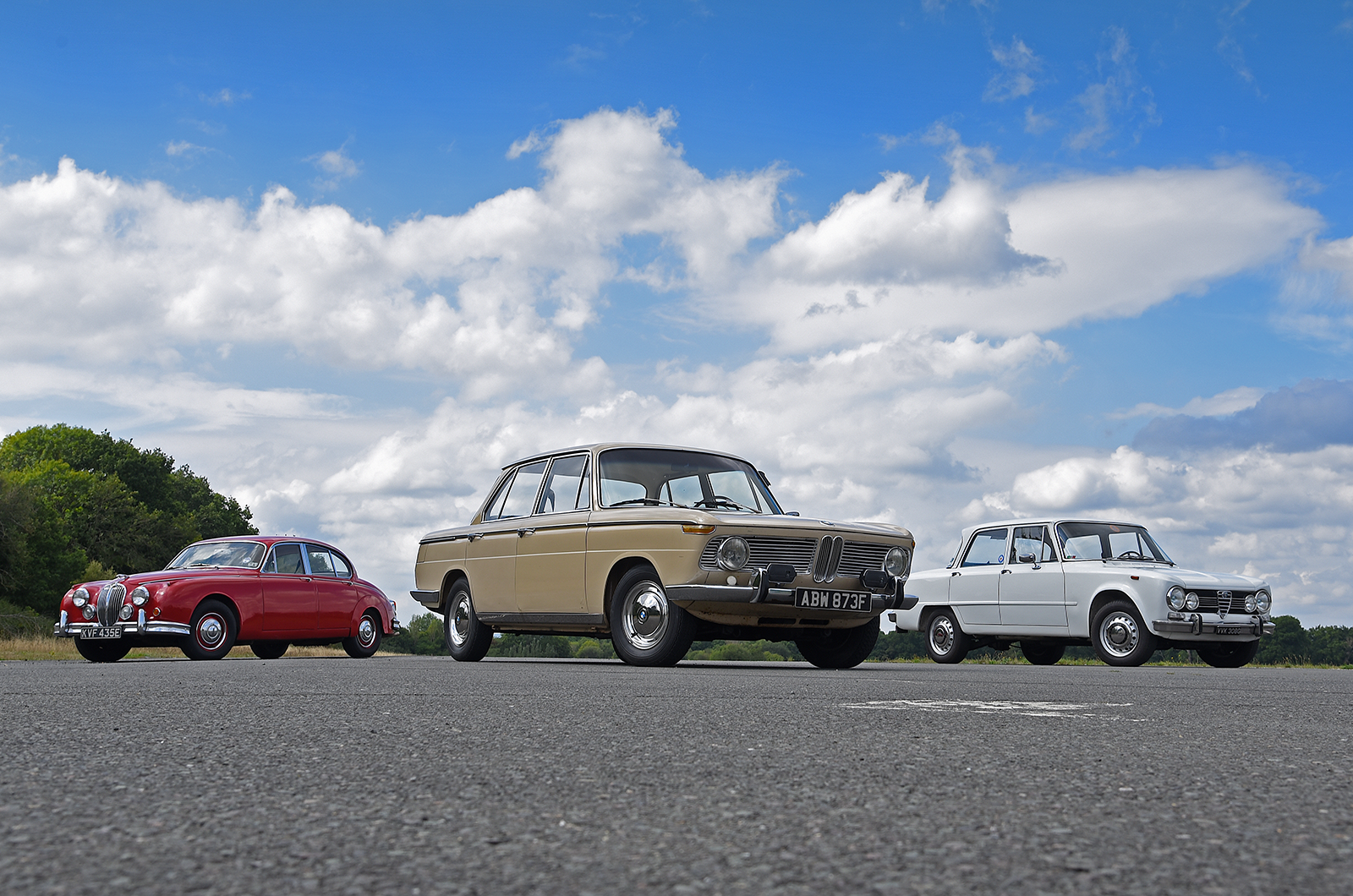 Classic & Sports Car – Jaguar Mk2 2.4 vs BMW 1800 vs Alfa Romeo 1300 TI: continental challenge
