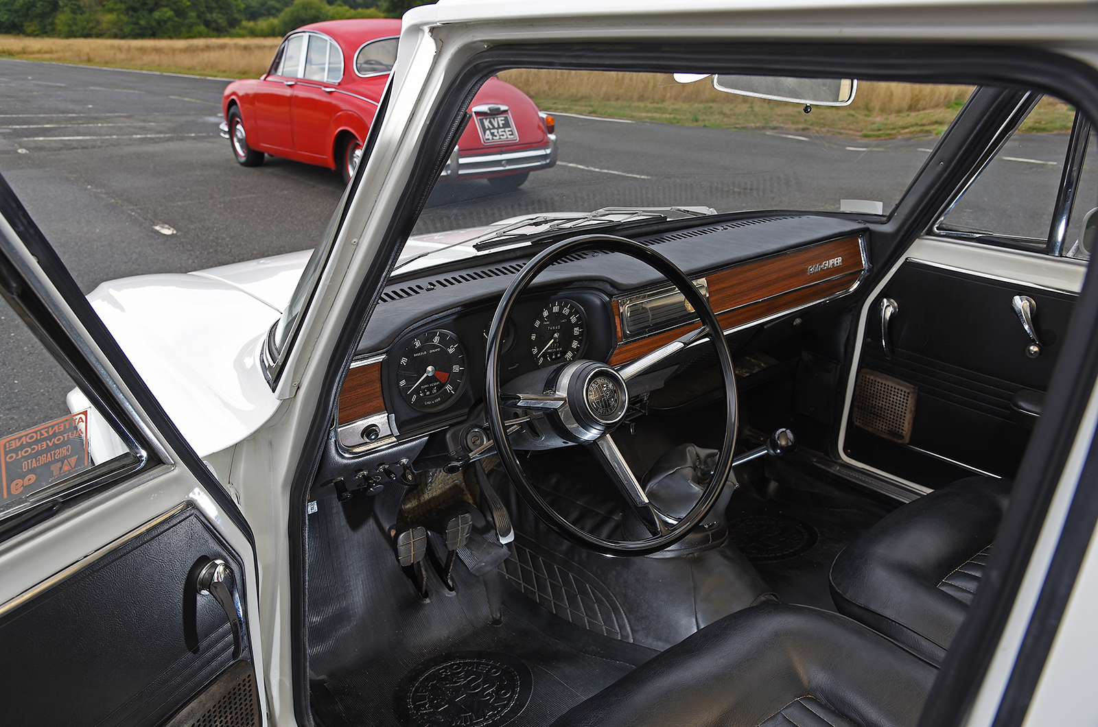 Classic & Sports Car – Jaguar Mk2 2.4 vs BMW 1800 vs Alfa Romeo 1300 TI: continental challenge