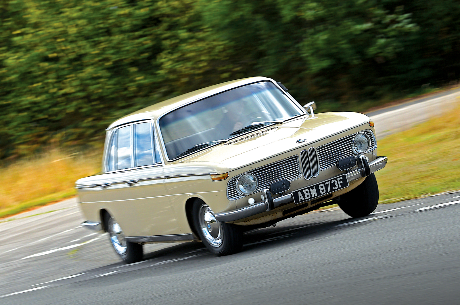 Classic & Sports Car – Jaguar Mk2 2.4 vs BMW 1800 vs Alfa Romeo 1300 TI: continental challenge