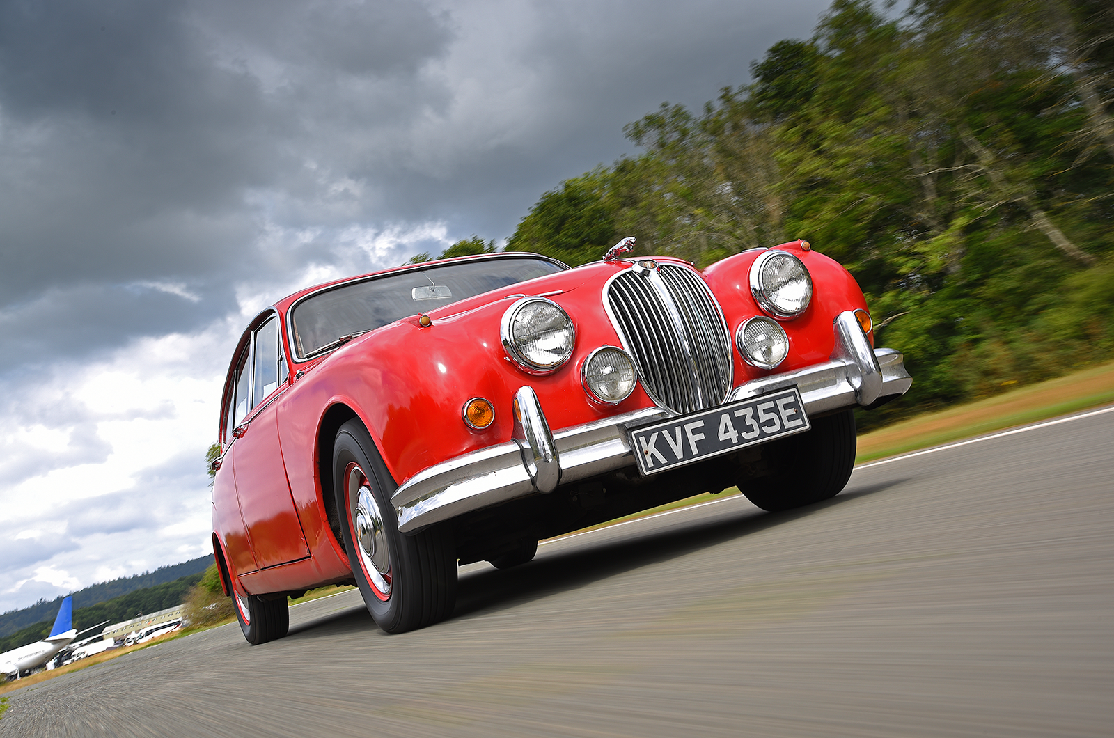Classic & Sports Car – Jaguar Mk2 2.4 vs BMW 1800 vs Alfa Romeo 1300 TI: continental challenge