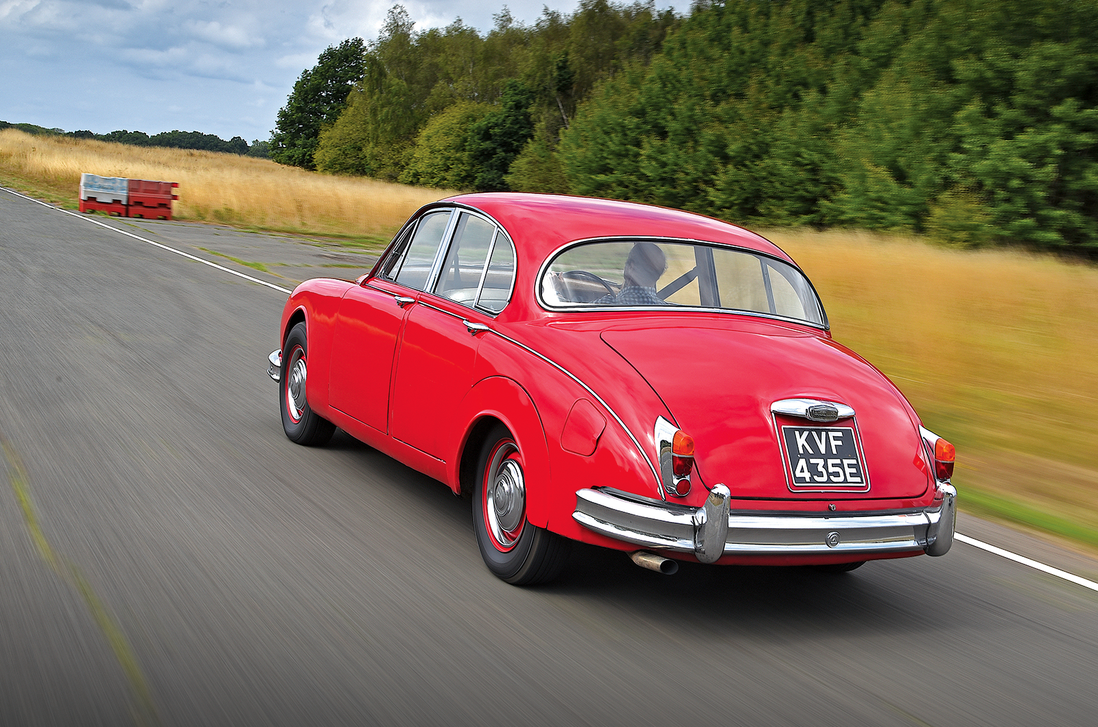 Classic & Sports Car – Jaguar Mk2 2.4 vs BMW 1800 vs Alfa Romeo 1300 TI: continental challenge
