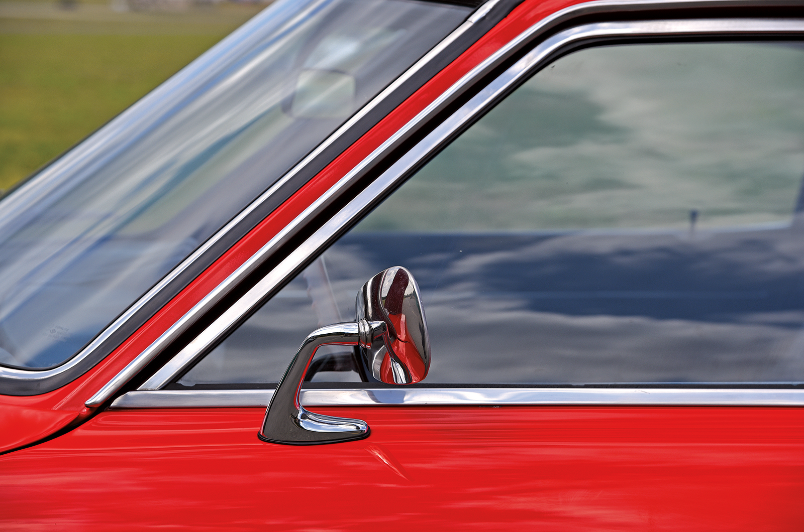 Classic & Sports Car – Datsun 240Z vs Triumph TR6: oceans apart